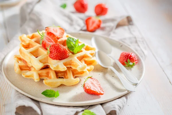 Delicious Hot Wafers Strawberries Mint Summer Dessert Strawberries — Stock Photo, Image