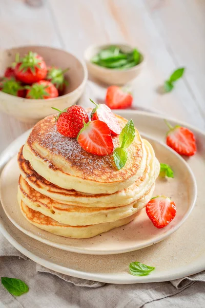 Deliciosos Calientes Panqueques Americanos Con Fresas Azúcar Postre Verano Con — Foto de Stock