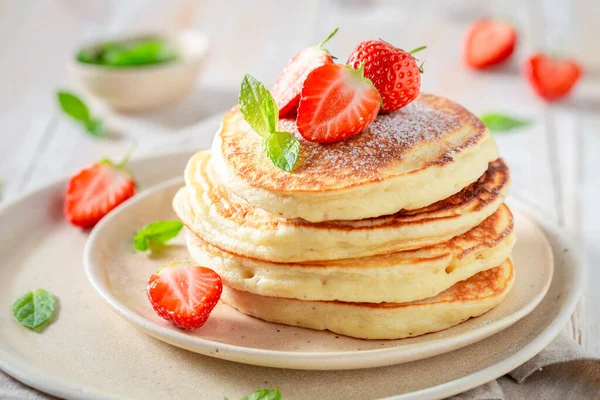 Yummy Fresh American Pancakes Summer Breakfast Pancakes Powdered Sugar Strawberries — Stock Photo, Image