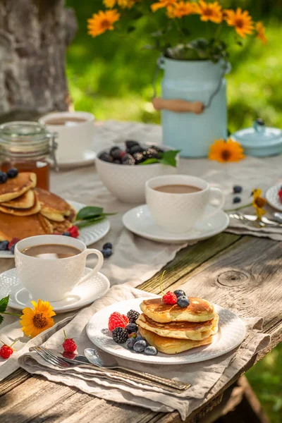庭で朝食のためのおいしいと甘いアメリカのパンケーキ 庭で晴れた朝の朝食 — ストック写真