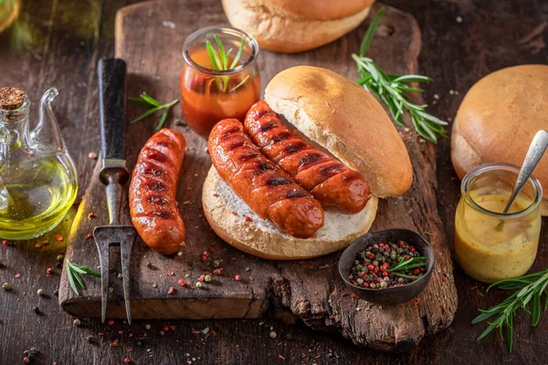Fettes Brötchen Mit Bratwurst Aus Schweinefleisch Sandwich Vom Grill — Stockfoto