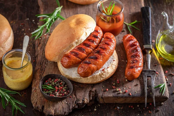 Leckeres Brötchen Mit Bratwurst Und Senf Und Ketchup Sandwich Vom — Stockfoto