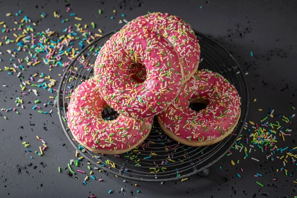 Donuts Rosados Doces Caseiros Como Lanche Popular Donuts Sobremesa Mais — Fotografia de Stock