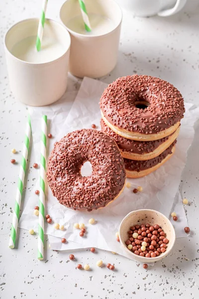 Leckere Und Frische Donuts Als Beliebter Snack Serviert Mit Milch — Stockfoto