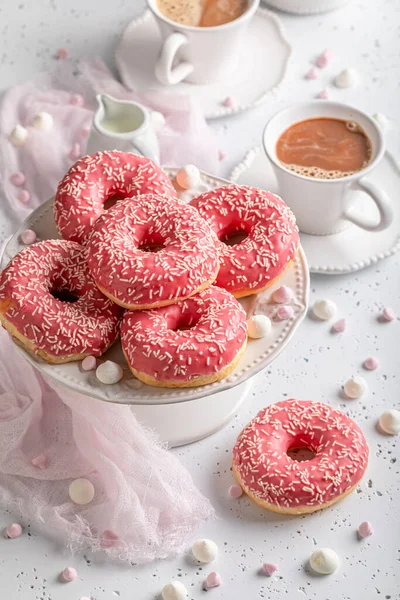 Свежие Популярные Розовые Пончики Кофе Качестве Лучшего Десерта Пончики Кофе — стоковое фото