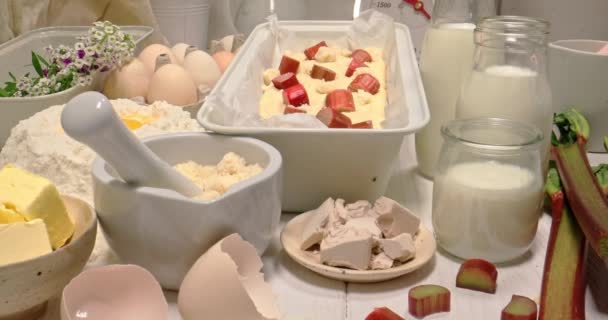 Składniki Smaczne Słodkie Ciasto Drożdżowe Rabarbar Ciasto Składniki Masła Rabarbarowego — Wideo stockowe