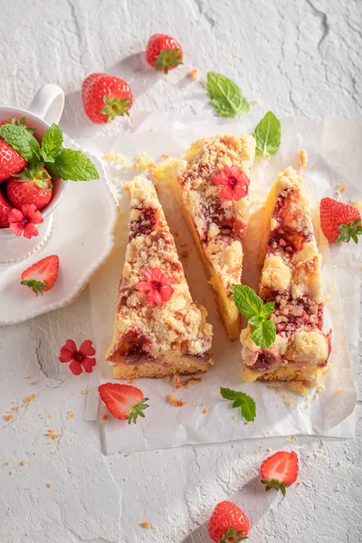 Hjemmelaget Søt Jordbærkake Med Smuler Bær Sommerfruktkake – stockfoto