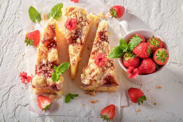 Søt Velsmakende Jordbærkake Laget Gjærdeig Kake Med Jordbær – stockfoto