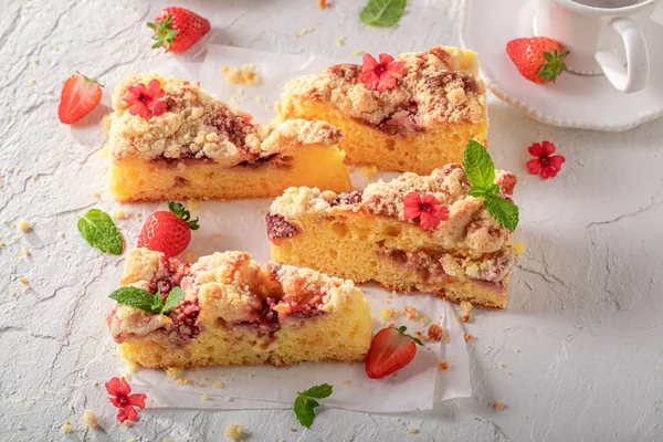 Σπιτικό Και Γλυκό Κέικ Φράουλα Φτιαγμένο Από Φρέσκες Φράουλες Κέικ — Φωτογραφία Αρχείου