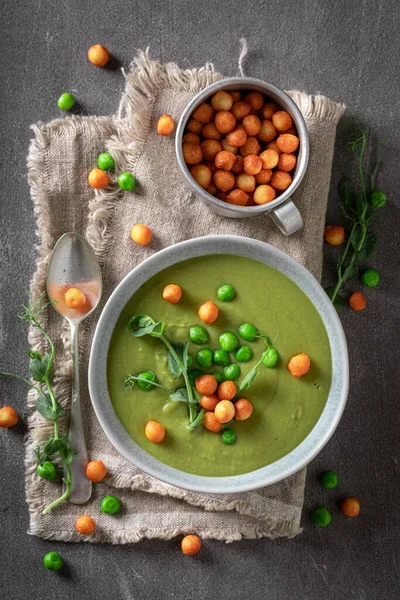 Kremalı Bezelyeli Lezzetli Bezelye Çorbası Sebzelerden Yapılmış Yeşil Vegan Çorbası — Stok fotoğraf