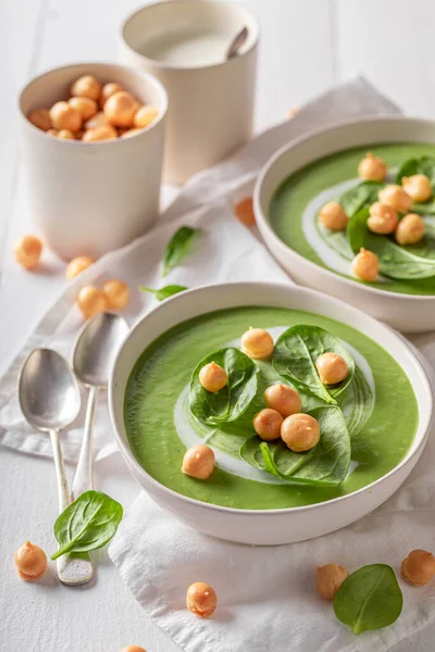 Beyaz Kasede Servis Edilen Sağlıklı Ispanak Çorbası Yeşil Sebzelerden Yapılmış — Stok fotoğraf