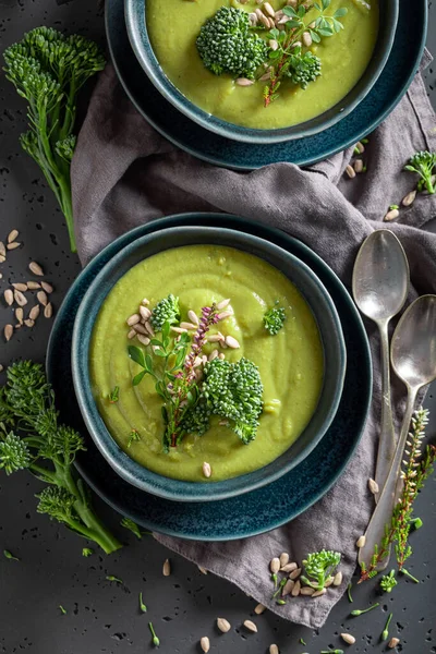 Green Broccoli Soup Served Blue Bowl Vegan Soup Made Vegetables — Stock Photo, Image