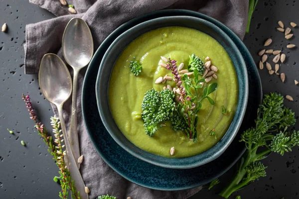 Cremige Brokkoli Suppe Serviert Einer Blauen Schüssel Vegane Suppe Aus — Stockfoto