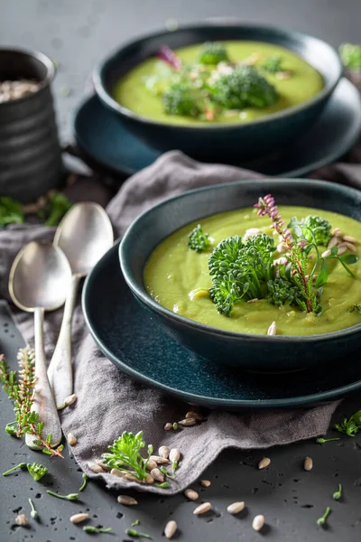 Vejetaryen Brokoli Çorbası Taze Sağlıklı Başlangıç Sebzelerden Yapılmış Vejetaryen Çorbası — Stok fotoğraf