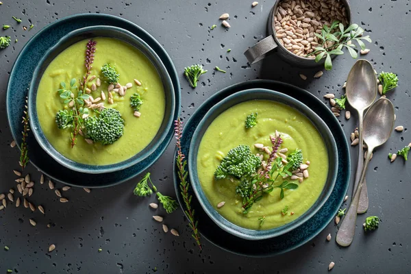 Vegane Brokkoli Suppe Mit Sahne Und Sonnenblumenkernen Vegane Suppe Aus — Stockfoto