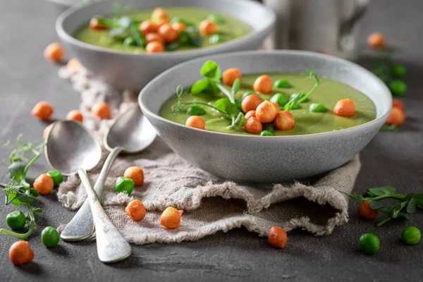 Kremalı Bezelyeli Yapımı Bezelye Çorbası Sebzelerden Yapılmış Yeşil Vegan Çorbası — Stok fotoğraf