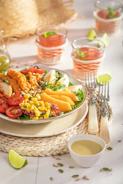 Gezonde Salade Met Kip Salade Meloen Eieren Salade Gemaakt Van — Stockfoto