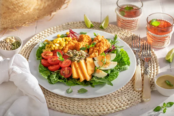 Lekkere Salade Geserveerd Tuin Met Limonade Salade Van Kip Groenten — Stockfoto