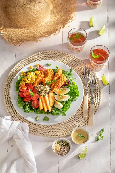 Lekkere Salade Van Verse Groenten Fruit Vlees Salade Gemaakt Van — Stockfoto