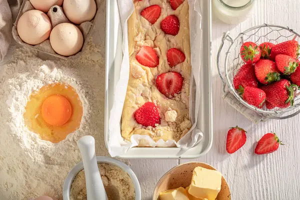 Hausgemachter Erdbeer Hefekuchen Aus Hefeteig Hefekuchen Mit Erdbeeren Und Zutaten — Stockfoto