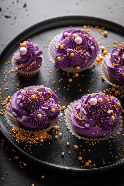 信じられないほどの紫のデザートとして美しく ユニークなカップケーキ 黄金のスプリンクルと紫のデザート — ストック写真