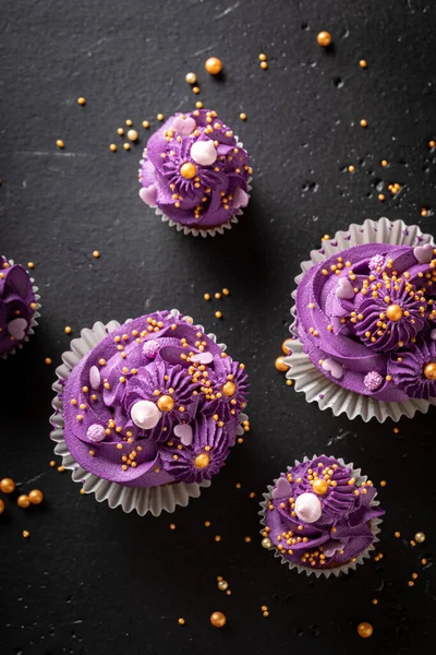 おいしいと自家製カップケーキを食べる準備ができています 黄金のスプリンクルと紫のデザート — ストック写真