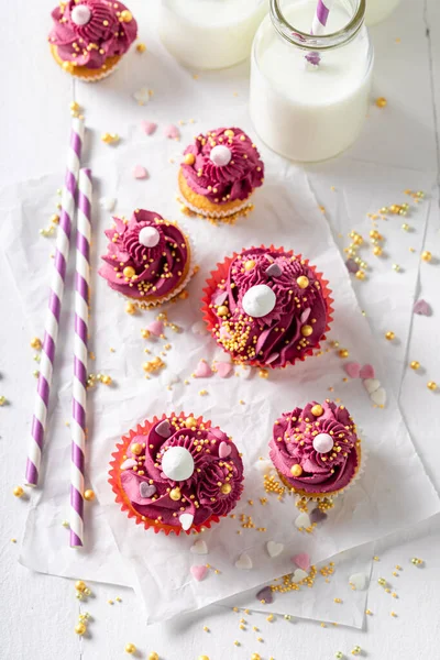 Vackra Och Unika Röda Muffins Hallon Fantastisk Röd Dessert Med — Stockfoto