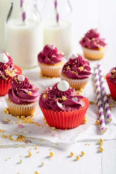 Délicieux Cupcakes Rouges Faits Maison Avec Des Paillettes Dorées Superbe — Photo