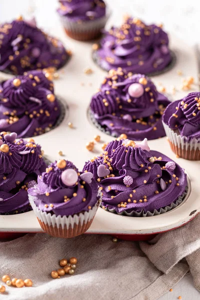 信じられないほどの紫のデザートとしておいしいと自家製カップケーキ 黄金のスプリンクルと紫のデザート — ストック写真