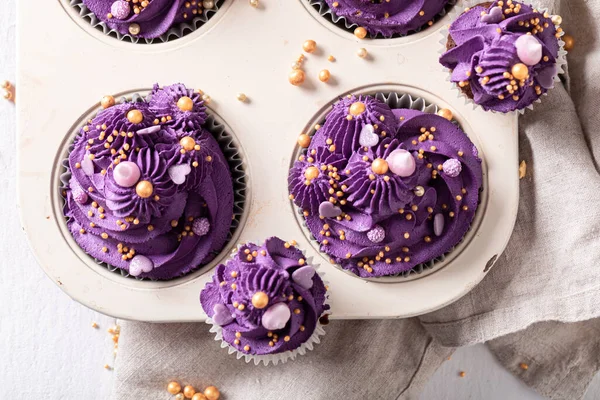 ゴールデンスプリンクル付きの美しくユニークなカップケーキ 黄金のスプリンクルと紫のデザート — ストック写真