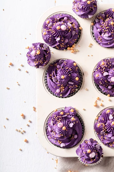 Sweet Tasty Cupcakes Made Purple Whipped Cream Purple Dessert Golden — Stock Photo, Image