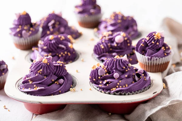 Hermosos Únicos Cupcakes Con Crema Forma Flor Postre Púrpura Con — Foto de Stock