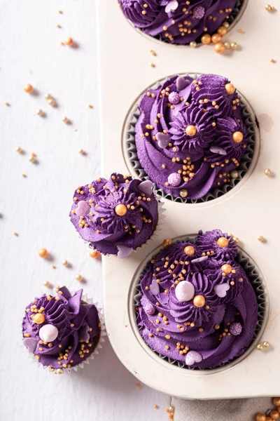 Sweet Tasty Cupcakes Made Sprinkles Blackberry Cream Purple Dessert Golden — Stock Photo, Image