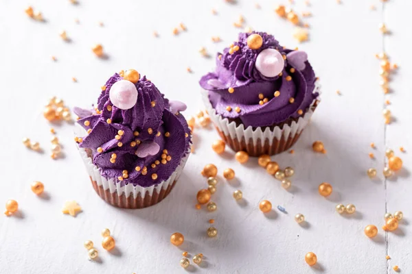 Beautiful Unique Cupcakes Violet Whipped Cream Purple Dessert Golden Sprinkles — Stock Photo, Image