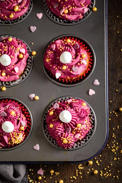 Beaux Uniques Cupcakes Rouges Faits Crème Fouettée Superbe Dessert Rouge — Photo