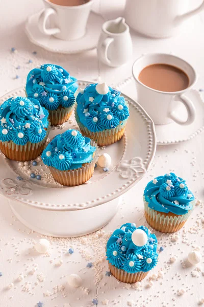 Mavi Kremalı Serpilmiş Lezzetli Tatlı Kekler Mükemmel Mavi Tatlı Serpiştirilmiş — Stok fotoğraf