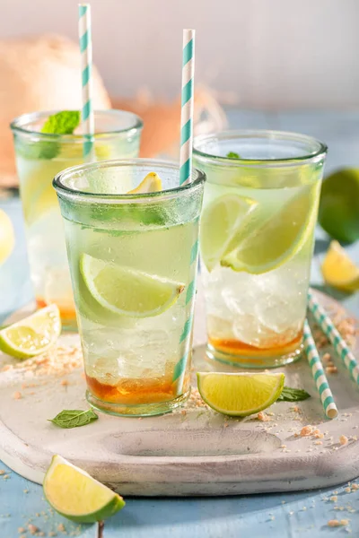 暑い夏の日のための完璧なドリンクとして自家製レモネード 夏の日の冷酒 — ストック写真