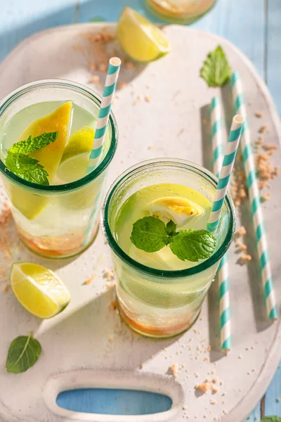 冷たい夏の飲み物として新鮮なレモネード 夏の日の冷酒 — ストック写真