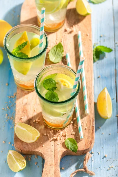 Kwaśna Lemoniada Kwaśnymi Owocami Kruszonym Lodem Mojito Limonką Miętą — Zdjęcie stockowe