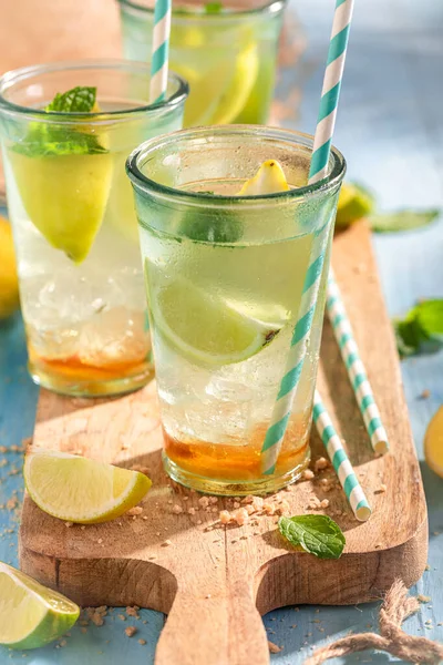 Kwaśna Lemoniada Jako Napój Gorące Dni Schłodzony Napój Letnie Dni — Zdjęcie stockowe