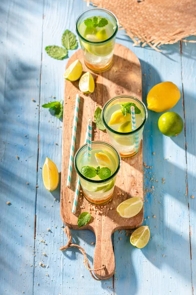 Kall Lemonad Gjord Lime Och Citroner Kylda Drycker För Sommardagar — Stockfoto