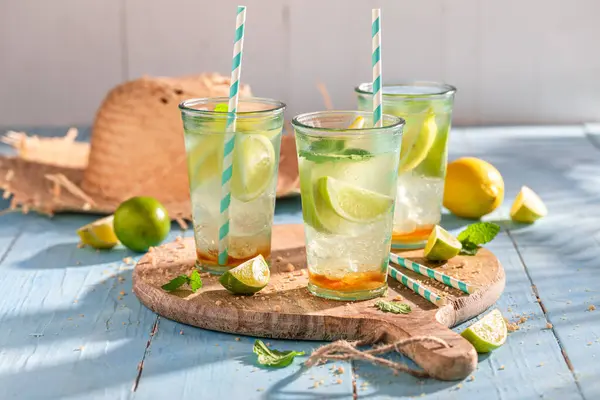 冷たい夏の飲み物として自家製レモネード 夏の日の冷酒 — ストック写真