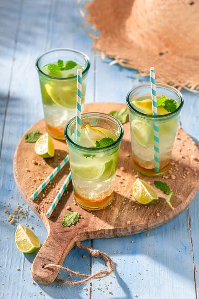 暑い夏の日のための完璧な飲み物として冷たいレモネード ライムとミントのモヒート — ストック写真