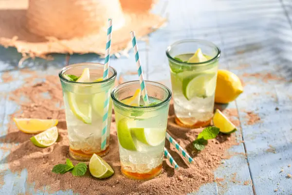 Hälsosam Lemonad Lime Och Citroner Mojito Med Lime Och Mynta — Stockfoto