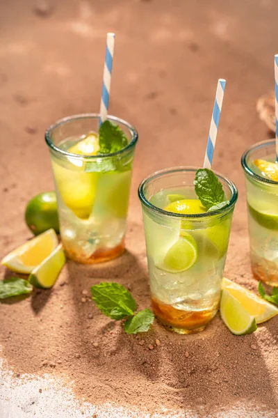 Kall Lemonad Med Citrus Och Myntablad Mojito Med Lime Och — Stockfoto