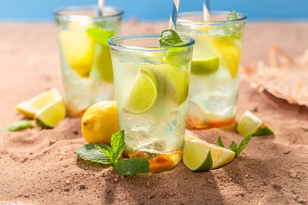 Kwaśna Lemoniada Cytrusami Liśćmi Mięty Lemoniada Owoców Sezonowych Letnich — Zdjęcie stockowe