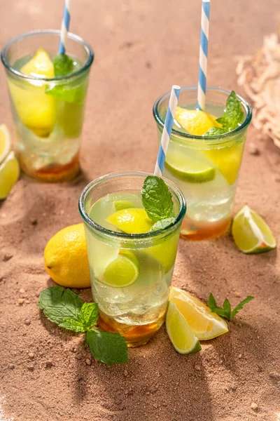Smaczna Lemoniada Jako Schłodzony Letni Napój Mojito Limonką Miętą — Zdjęcie stockowe