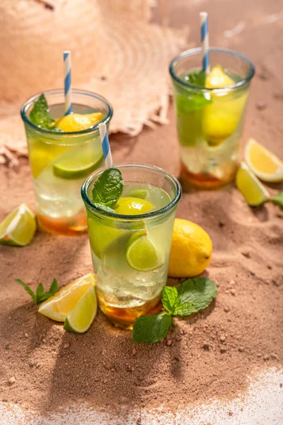冷たい夏の飲み物としてレモネードをお楽しみください 夏のフルーツレモネード — ストック写真