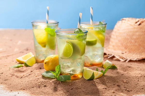 暑い日のための飲み物として健康的なレモネード 夏の日の冷酒 — ストック写真
