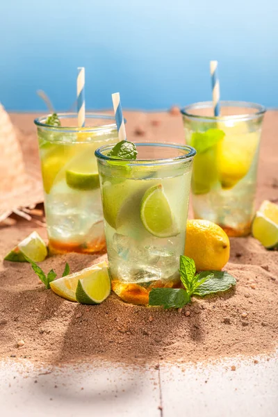 Zimna Lemoniada Jako Napój Gorące Dni Lemoniada Owoców Sezonowych Letnich — Zdjęcie stockowe